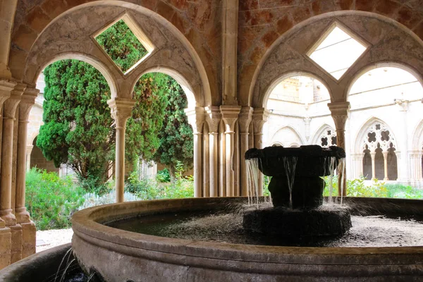 アブレーションとポブレット 猫の古代修道院の中庭のための噴水 スペインのサンタ マリア ポブレ修道院 Reial Monestir Santa Maria Popble — ストック写真