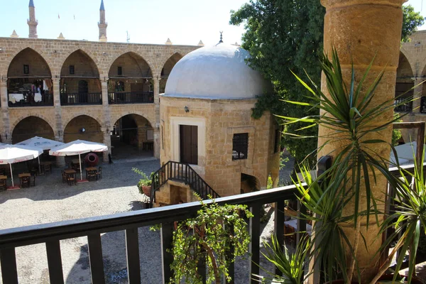 Büyük Han Kervanının Avlusunda Bir Kafe Küçük Bir Cami Var — Stok fotoğraf