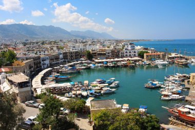 Kyrenia Limanı, gökyüzünün suya yansıdığı bir yer..