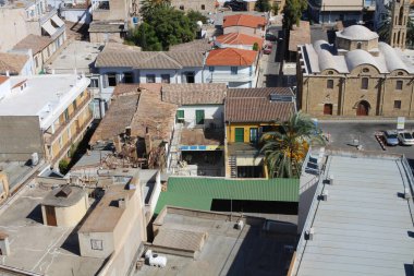 Lefkoşe 'deki evlerin çatılarına Shacolas Kulesi' nin gözlem güvertesinden bak. Lefkoşe. Kıbrıs.