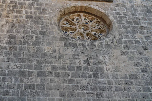 Una Pared Piedra Gris Con Una Ventana Redonda Tallada Abadía —  Fotos de Stock