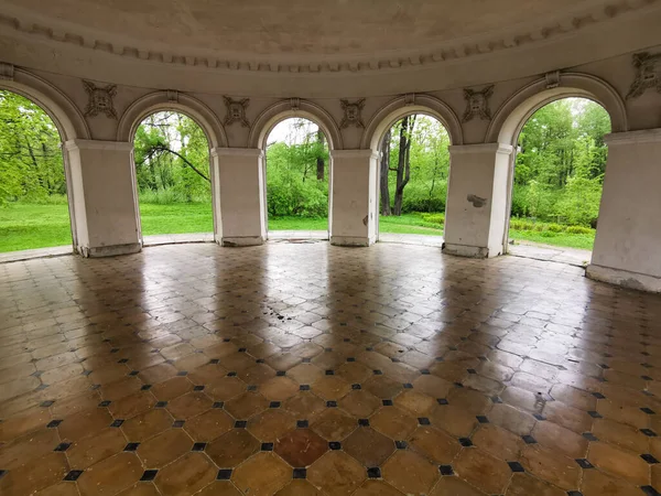 Müzik Pavyonu içeriden, kemerlerin arasından St. Petersburg 'daki Elagin Adası' ndaki parktaki ağaçları ve otları görebilirsin..