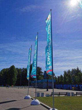 EURO 2020 Avrupa Futbol Şampiyonası 'nın olduğu sabah St. Petersburg' daki Gazprom Arena Stadyumu 'nun girişinin önünde bulutlu mavi gökyüzüne karşı bayraklar görülüyor..
