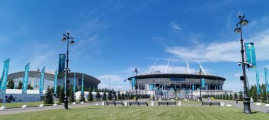 EURO 2020 Avrupa Futbol Şampiyonası 'nın olduğu sabah St. Petersburg' daki Gazprom Arena Stadyumu 'nun önündeki çimen ve banklar bulutlu mavi gökyüzüne karşı..