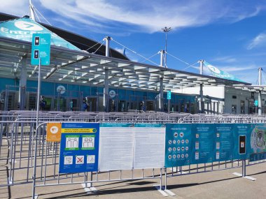 EURO 2020 Avrupa Futbol Şampiyonası 'nın yapılacağı günün sabahı St. Petersburg' daki Gazprom Arena stadyumunun girişinde güvenlik önlemleri alınıyor.