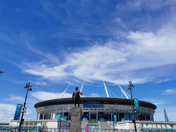 ヨーロッパサッカー選手権Euro 2020の枠組みの中で試合の日の朝にサンクトペテルブルクのガスプロムアリーナスタジアムでKirovへの記念碑雲と青い空の背景に — ストック写真