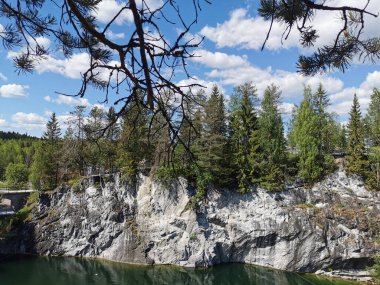 Güneşli bir yaz gününde Ruskeala Dağ Parkı 'ndaki Mermer Kanyon' un manzarası ve zümrüt suyu..