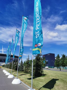 EURO 2020 Avrupa Futbol Şampiyonası 'nın olduğu sabah St. Petersburg' daki Gazprom Arena Stadyumu 'nun girişinin önünde bulutlu mavi gökyüzüne karşı bayraklar görülüyor..