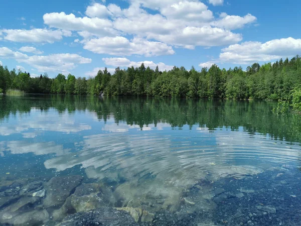 Břehu Jezera Jasná Čistá Voda Které Můžete Vidět Mramor Dně — Stock fotografie