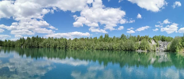 Panorama Costa Lago Svetloye Com Água Turquesa Que Reflete Árvores — Fotografia de Stock