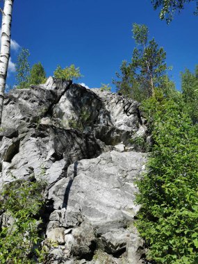Catherine 'in mermer uçurumu Ruskeala Dağ Parkı' nda ağaçlarla çevrili güneşli bir yaz gününde..