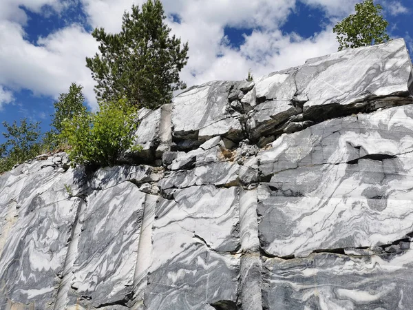 Włoski Kamieniołom Gładkimi Odcinkami Marmuru Parku Górskim Ruskeala Słoneczny Letni — Zdjęcie stockowe