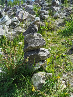 Güneşli bir yaz gününde Ruskeala Dağ Parkı 'nda dilek tutmak için Beyaz Dağ' ın yamacına inşa edilmiş mermer bir piramit..