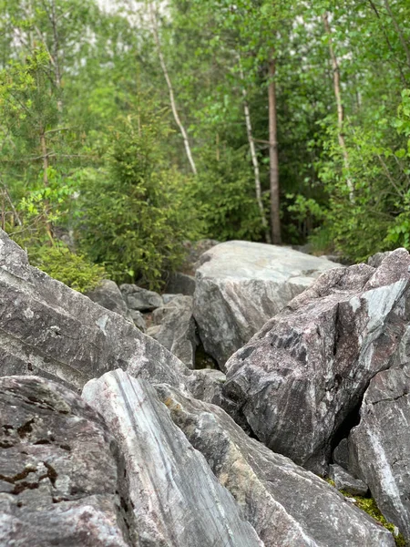 Márvány Sziklák Maradványai Ruskeala Mountain Parkban Folytatott Márványbányászatból Egy Napos — Stock Fotó