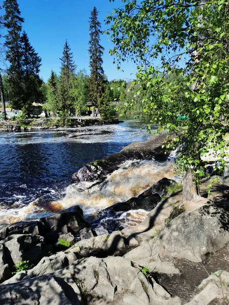 Pintoresca Cascada Ahvenkoski Río Tokhmayoki Karelia Con Puente Colgante Sobre —  Fotos de Stock