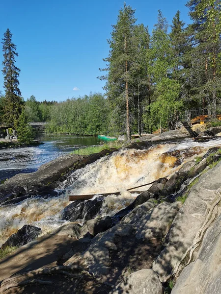 Det Pittoreska Vattenfallet Ahvenkoski Vid Tokhmayoki Älv Karelen Med Hängbro — Stockfoto