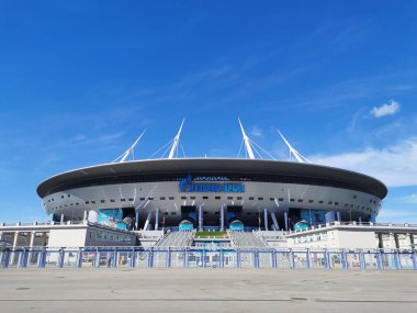 Maçın olduğu sabah St. Petersburg 'daki Gazprom Arena Stadyumu' nda Avrupa Futbol Şampiyonası EURO 2020 çerçevesinde bulutlu mavi bir gökyüzünün arka planına karşı.