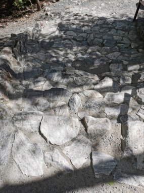 Güneşli bir yaz gününde Ruskeala Dağ Parkı 'ndaki Mermer Kanyon' un etrafındaki yürüyüş yolunda mermer bir merdiven...