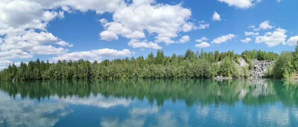 Panorama Costa Lago Svetloye Com Água Turquesa Que Reflete Árvores — Fotografia de Stock