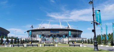 EURO 2020 Avrupa Futbol Şampiyonası 'nın olduğu sabah St. Petersburg' daki Gazprom Arena Stadyumu 'nun önündeki çimen ve banklar bulutlu mavi gökyüzüne karşı..