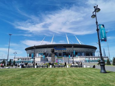 Avrupa Futbol Şampiyonası EURO 2020 çerçevesinde St. Petersburg 'daki Gazprom Arena Stadyumu' ndaki anıt, bulutlu mavi bir gökyüzünün arka planına karşıdır.