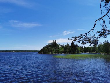 Vyborg Körfezi kıyısından adaya Monrepos kayalıklarında bir şapel ile Vyborg şehrinin Doğal Parkı 'na bakın..