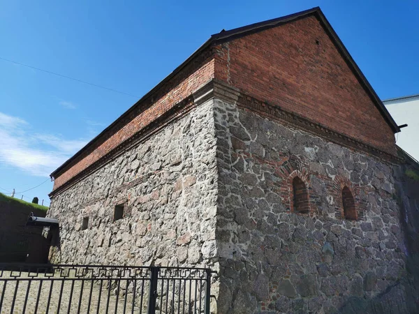 16世紀に建てられたPanzerlaks基地の火薬庫は 夏の晴れた日にヴィボルグ市にあります — ストック写真