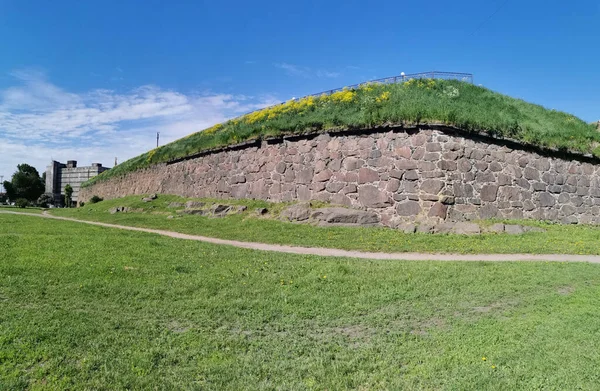 16世紀に建てられたPanzerlaks Bastionの壁 明確な夏の日にヴィボルグの街で — ストック写真