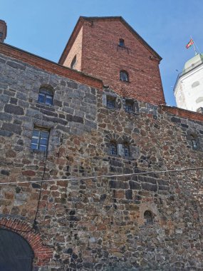 Dış taş duvar ve Vyborg şehrindeki Vyborg Kalesi 'nin mavi gökyüzüne karşı kulesi..
