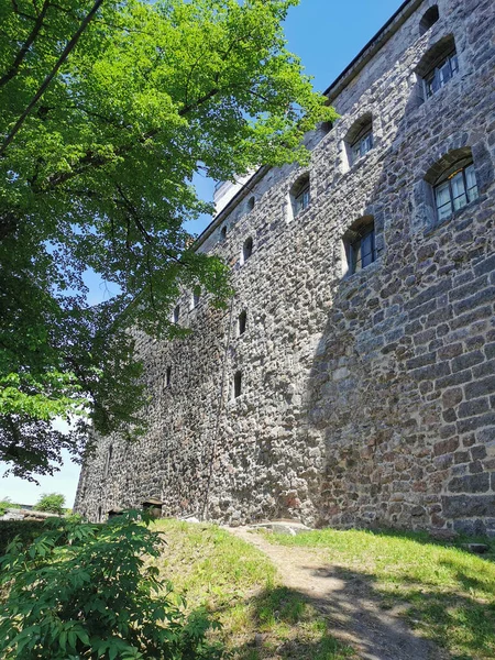 青い空に対してヴィボルグ市のヴィボルグ城の窓のある外の石の壁 — ストック写真