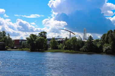 Nehirden eğlence parkına kadar virüs yüzünden çalışmayan manzara. Ayakta duran bir dönme dolap, hareketsiz duran bir roket. St. Petersburg.
