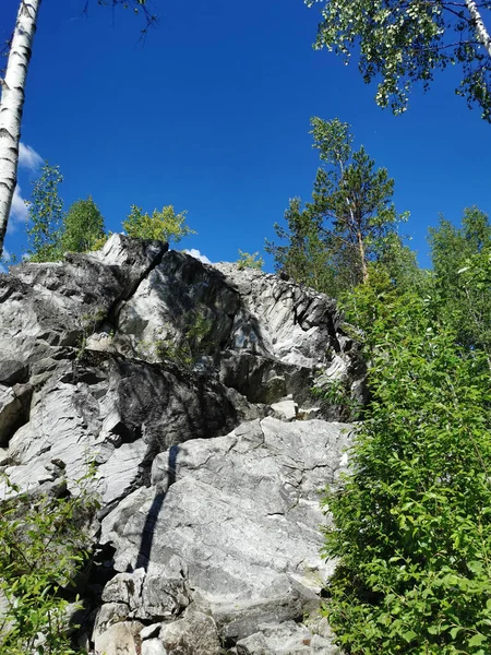 Katarinas Marmorklippa Omgiven Träd Ruskeala Fjällpark Solig Sommardag — Stockfoto