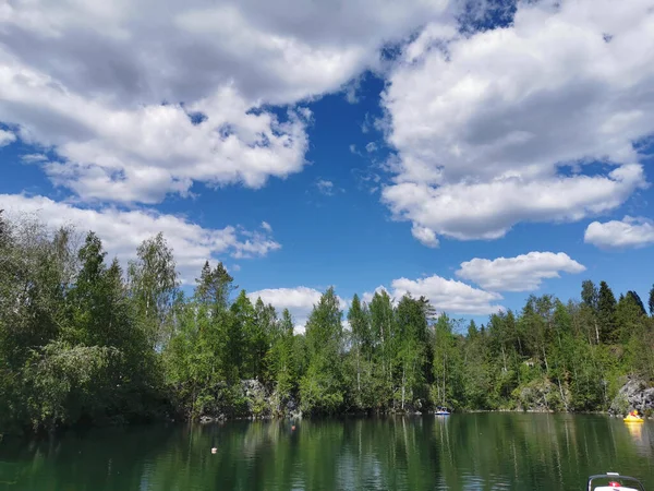 Jezioro Montferrand Szmaragdową Wodą Katamaranami Przyjemności Parku Górskim Ruskeala Słoneczny — Zdjęcie stockowe