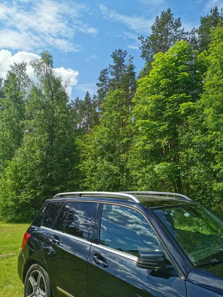 Carro Preto Lado Nas Janelas Das Quais Céu Com Nuvens — Fotografia de Stock