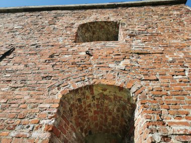 Açık bir yaz gününde 16. yüzyılda Vyborg şehrinde inşa edilmiş, yasal boşlukları olan Panzerlaks kalesi..