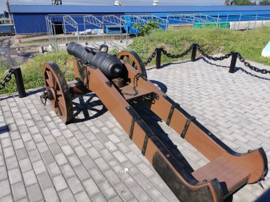 Vyborg şehrindeki sergi merkezinin gözlem güvertesinde Peter 1 zamanından kalma bir topçu topunun kopyası..
