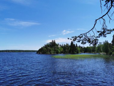 Vyborg Körfezi kıyısından adaya Monrepos kayalıklarında bir şapel ile Vyborg şehrinin Doğal Parkı 'na bakın..