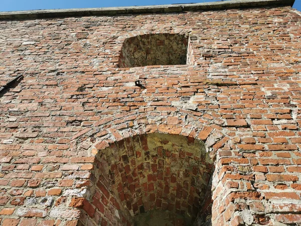 16世紀に建てられた抜け穴を持つPanzerlaksベース 明確な夏の日にヴィボルグの街で — ストック写真