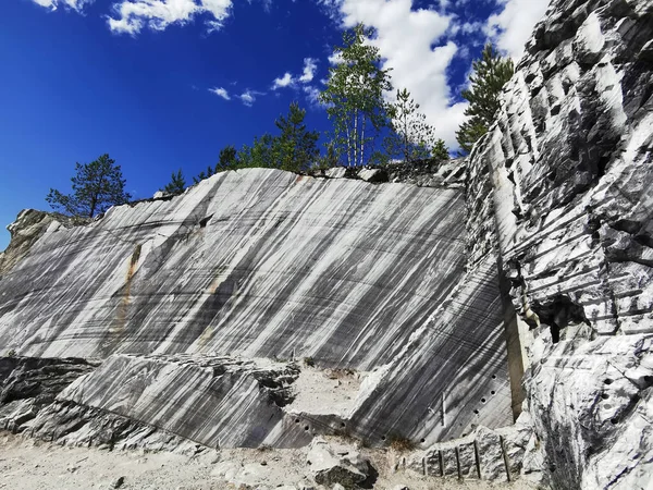 Włoski Kamieniołom Gładkimi Cięciami Cięciami Podczas Wydobycia Marmuru Parku Górskim — Zdjęcie stockowe