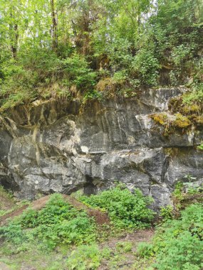 Güneşli bir yaz gününde Ruskeala Dağ Parkı 'ndaki Mermer Kanyon' un çevresindeki manzara..