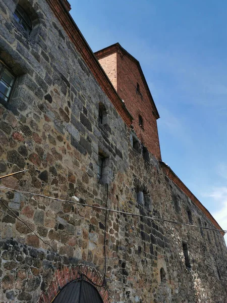 外の石壁と青い空に対してヴィボルグ市のヴィボルグ城の塔 — ストック写真