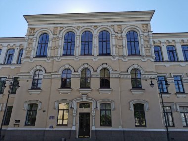 Ortaokul binası. Hayır. 1, Vyborg şehrinin tarihi bölümünde mavi gökyüzüne karşı.