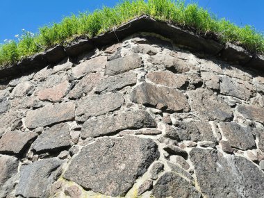 Panzerlaks Kalesi duvarı, 16. yüzyılda, açık bir yaz gününde Vyborg şehrinde inşa edildi..