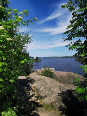 Vyborg şehrinin Monrepos Parkı 'ndaki Vyborg Körfezi' nin kıyısında duran Neptün Tapınağı 'nın görüntüsü bulutlu mavi gökyüzünün arka planına karşı..