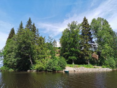 Vyborg Körfezi kıyısından adaya Monrepos kayalıklarında bir şapel ile Vyborg şehrinin Doğal Parkı 'na bakın..