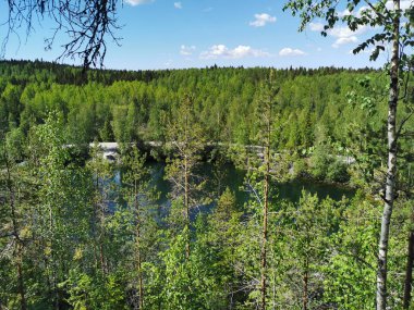 Güneşli bir yaz gününde Ruskeala Dağ Parkı 'nda turkuaz suyla Montferrand Gölü' nün en üst manzarası..