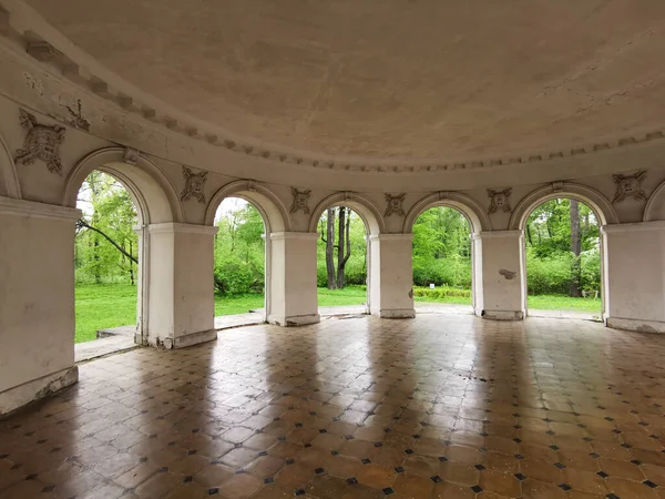 Müzik Pavyonu içeriden, kemerlerin arasından St. Petersburg 'daki Elagin Adası' ndaki parktaki ağaçları ve otları görebilirsin..