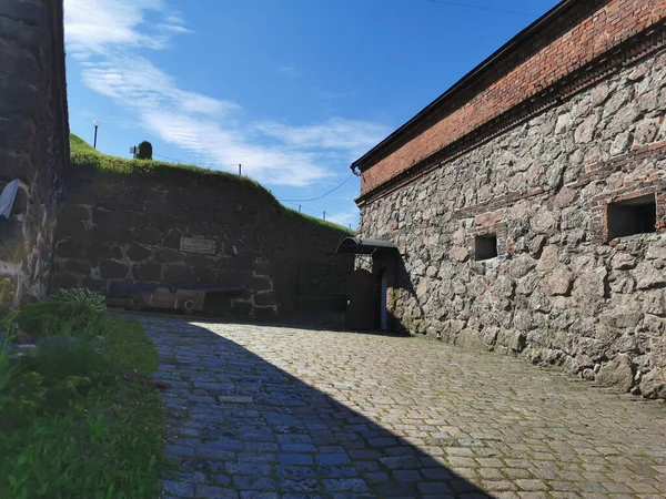 16世紀に建てられたPanzerlaks基地の火薬庫は 夏の晴れた日にヴィボルグ市にあります — ストック写真