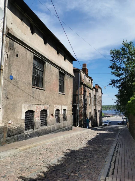 Uma Rua Paralelepípedos Estreita Antiga Cidade Vyborg Dia Ensolarado Verão — Fotografia de Stock