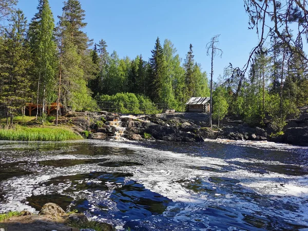 Die Malerischen Wasserfälle Tokhmayoki Fluss Dessen Ufer Sich Ein Holzhaus — Stockfoto